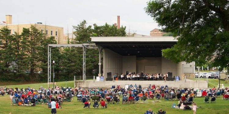 Community gathers for Symphony in the Park concert at Greenbelt Amphitheater